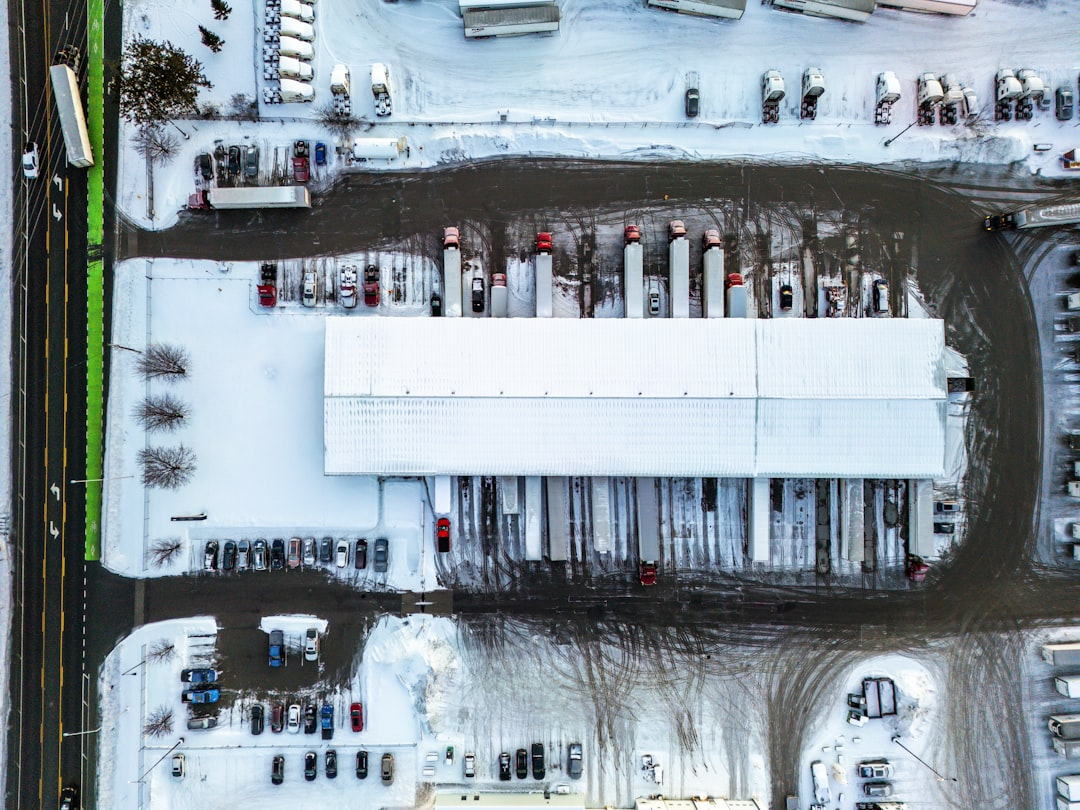 Interior de un almacén organizado